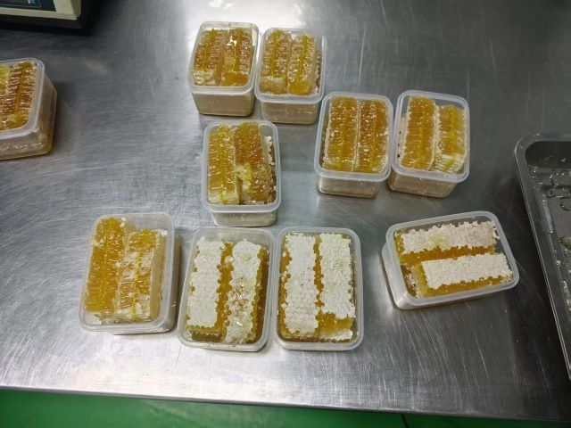 OEM Sweet Comb Honey Food Grade Raw Honey Product 100% Pure Natural Honeycomb with High Nutritional Value